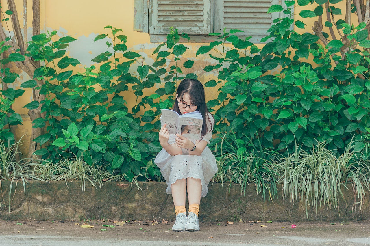 girl-reading-book